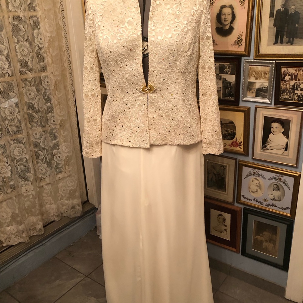 Stylish Coldwater Creek Pants Suit cream Floral Jacket With Sparkles White Pants